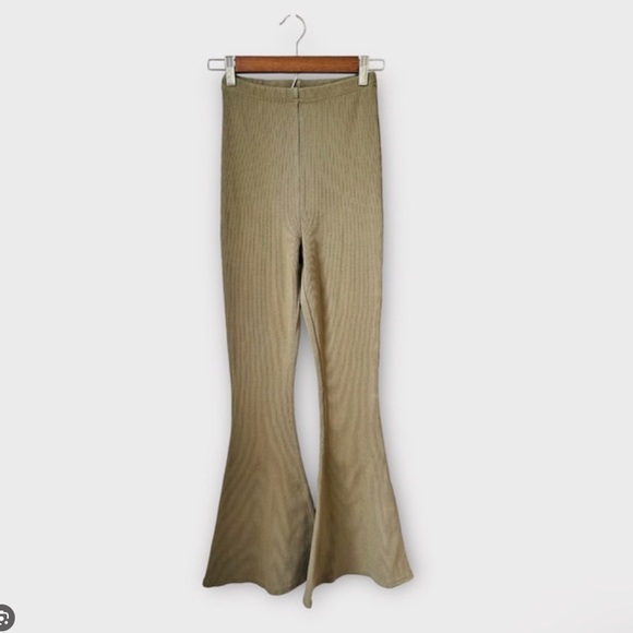 NWOT Out From Under Ryan Ribbed Flare Pant Knit Urban Outfitters in olive - Picture 1 of 4